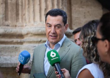 El presidente de la Junta de Andalucía, Juanma Moreno, atiende a los medios en el Parlamento andaluz.MARÍA JOSÉ LÓPEZ/EUROPA PRESS