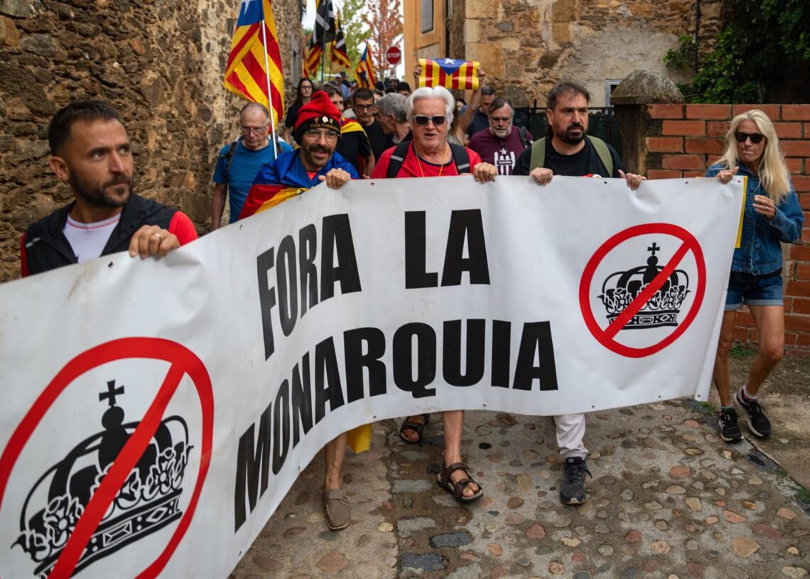 Un grupo de personas se manifiesta en contra de la visita de la princesa Leonor y la infanta Sofía a la Fundación Nando y Esa Peretti, a 24 de julio de 2025, en Sant Martí Vell, Girona, Catalunya (España). La princesa Leonor y la infanta Sofía han visitadLorena Sopêna - Europa Press