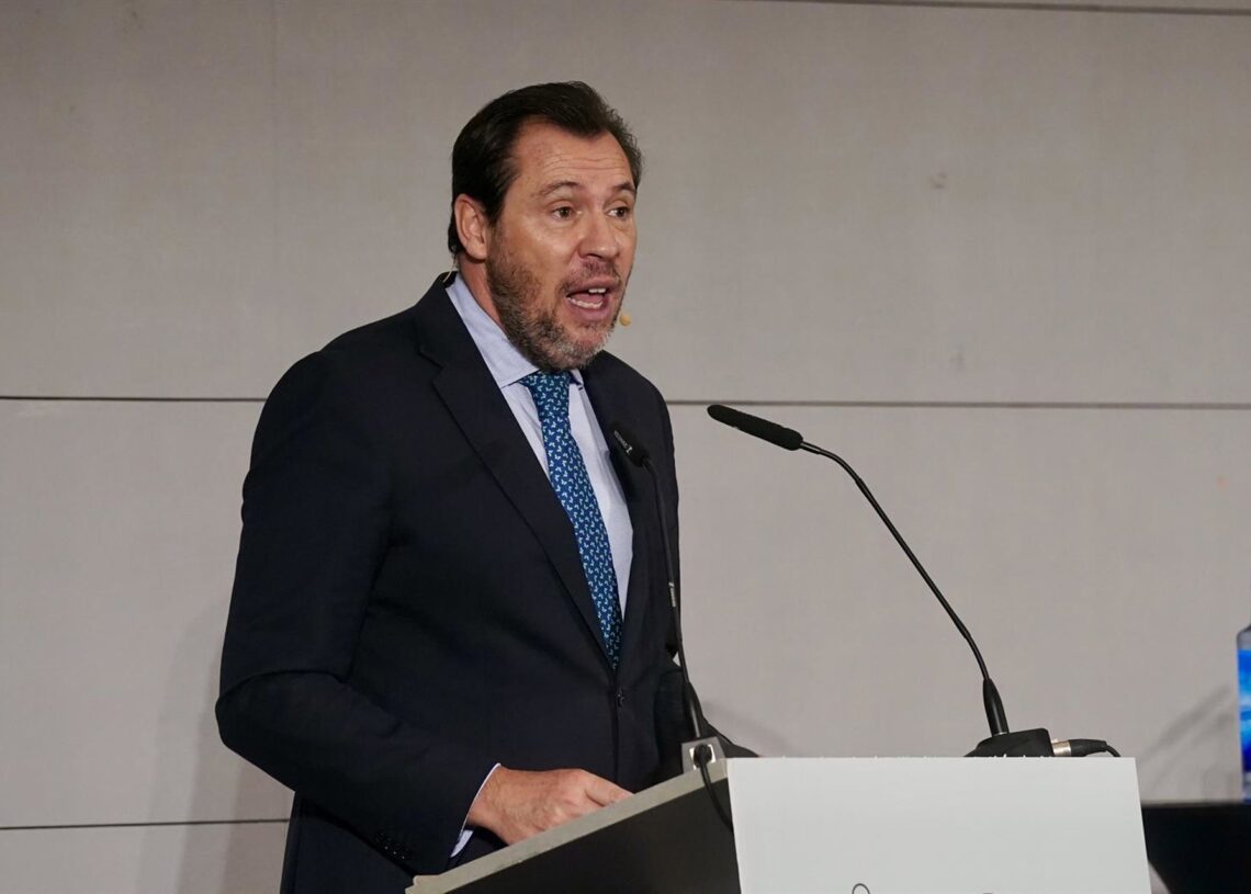 El ministro de Transportes y Movilidad Sostenible, Óscar Puente, participa en un encuentro-coloquio en Málaga.Álex Zea - Europa Press
