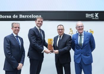 El CEO de BME, Juan Flames (2i) y el presidente ejecutivo de Cirsa, Joaquim Agut (3i), tras el toque de campana tras la salida a Bolsa, a 9 de julio de 2025, en Barcelona, Cataluña (España). David Zorrakino - Europa Press