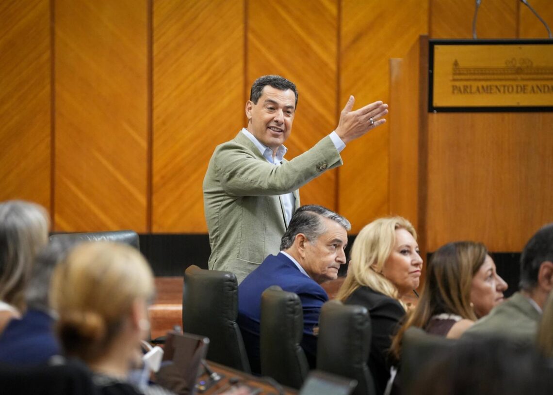El presidente de la Junta de Andalucía, Juanma Moreno, en la sesión plenaria del 24 de julio de 2025.MARIA JOSE LOPEZ / EUROPA PRESS