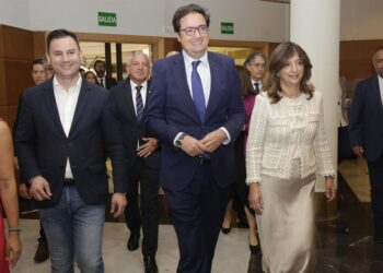 (I-D) El diputado de León por el PSOE, Javier Alfonso Cendón; el ministro para la Transformación Digital, Óscar López; y la rectora de la ULE, Nuria González; a su llegada al acto de clausura de la décima edición del Cybersecurity Summer BootCamp 2025,Fernando Otero - Europa Press