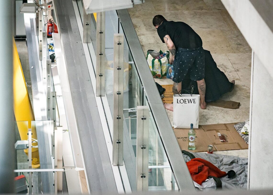 Archivo - Una persona se prepara para pernoctar en la T4 del Aeropuerto Adolfo Suárez-Madrid BarajasDiego Radamés - Europa Press - Archivo