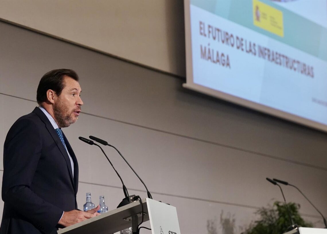 El ministro de Transportes y Movilidad Sostenible, Óscar Puente, ha participado en un encuentro-coloquio en Málaga.Álex Zea - Europa Press
