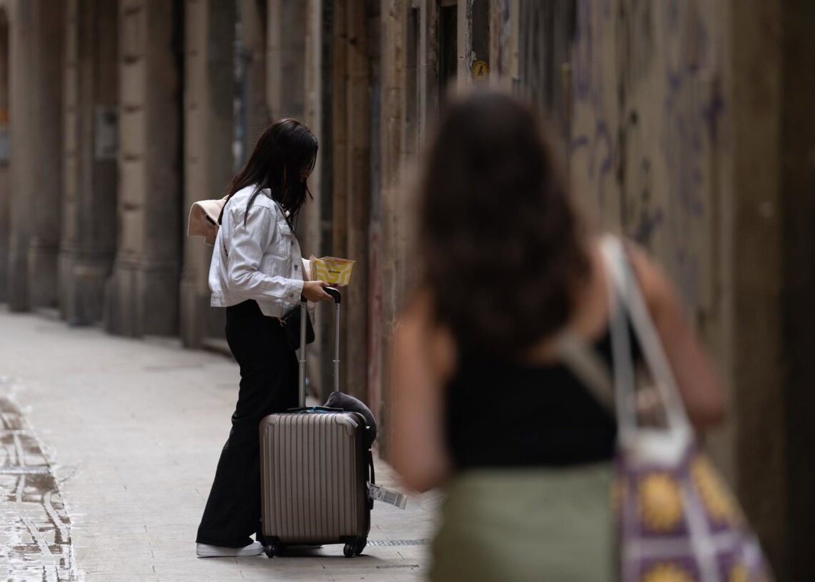 Archivo - Dos turistas con maletas en el centro de Barcelona, a 17 de septiembre de 2024, en Barcelona, Catalunya (España). David Zorrakino - Europa Press - Archivo