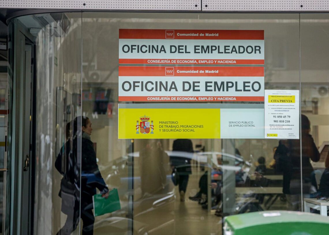 Archivo - Exterior de una Oficina de Empleo de Madrid.Ricardo Rubio - Europa Press - Archivo