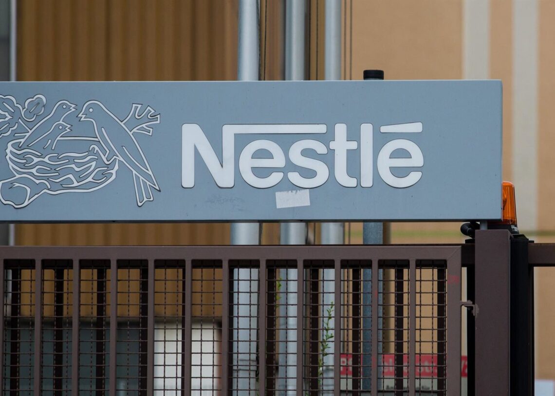 Archivo - FILED - 13 June 2018, Baden-Wuerttemberg, Ludwigsburg: Nestle sign can be seen on one of its facilities. Nestle S.A. has entered into an agreement to sell its U.S. ice cream business to Froneri for $4 billion. Photo: Christoph Schmidt/dpaChristoph Schmidt/dpa - Archivo
