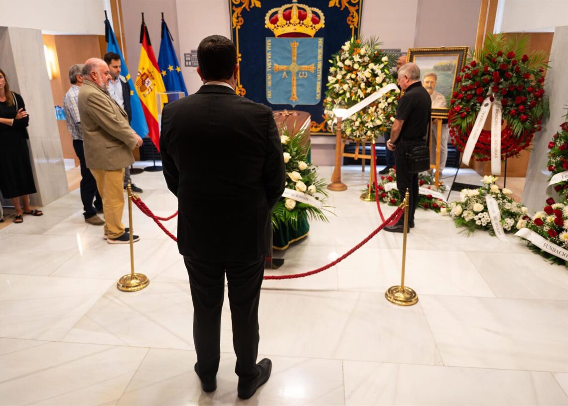 El presidente del Principado, Adrián barbón, ante el féretro de Antonio Trevín, cuya capilla ardiente ha quedado isntalada en la sede de Presidencia.JUAN VEGA/EUROPA PRESS