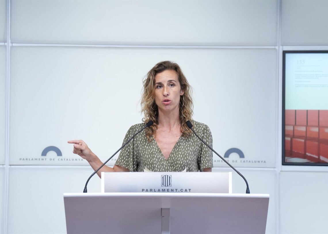 La portavoz de la CUP en el Parlament de Catalunya, Laia Estrada, durante una rueda de prensa, en el Parlament de Catalunya, a 22 de julio de 2025, en Barcelona, Catalunya (España).David Zorrakino - Europa Press