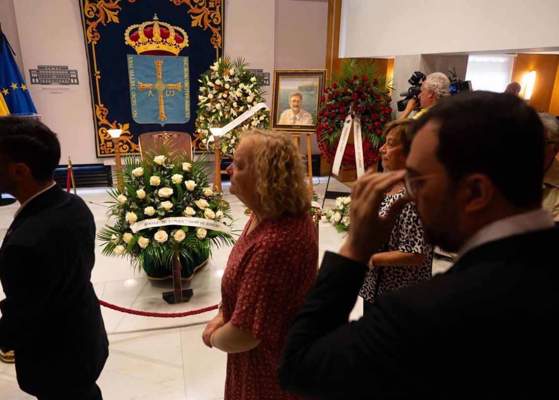 Varias personas hacen cola en la capilla ardiente del expresidente del Principado, Antonio Trevín, instalada en la sede de Presidencia del Principado.JUAN VEGA/ EUROPA PRESS