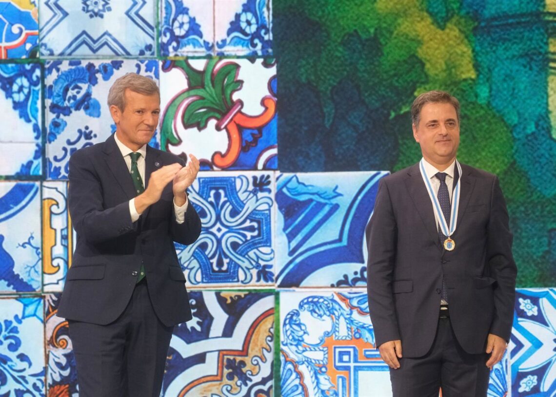 El presidente de la Xunta de Galicia, Alfonso Rueda, acompañado de los miembros del Ejecutivo autonómico, preside la entrega de las Medallas de Galicia 2025 al alcalde de Oporto, Rui Moreira, a 24 de julio de 2025, en Santiago de Compostela, Galicia (EspaCésar Arxina - Europa Press