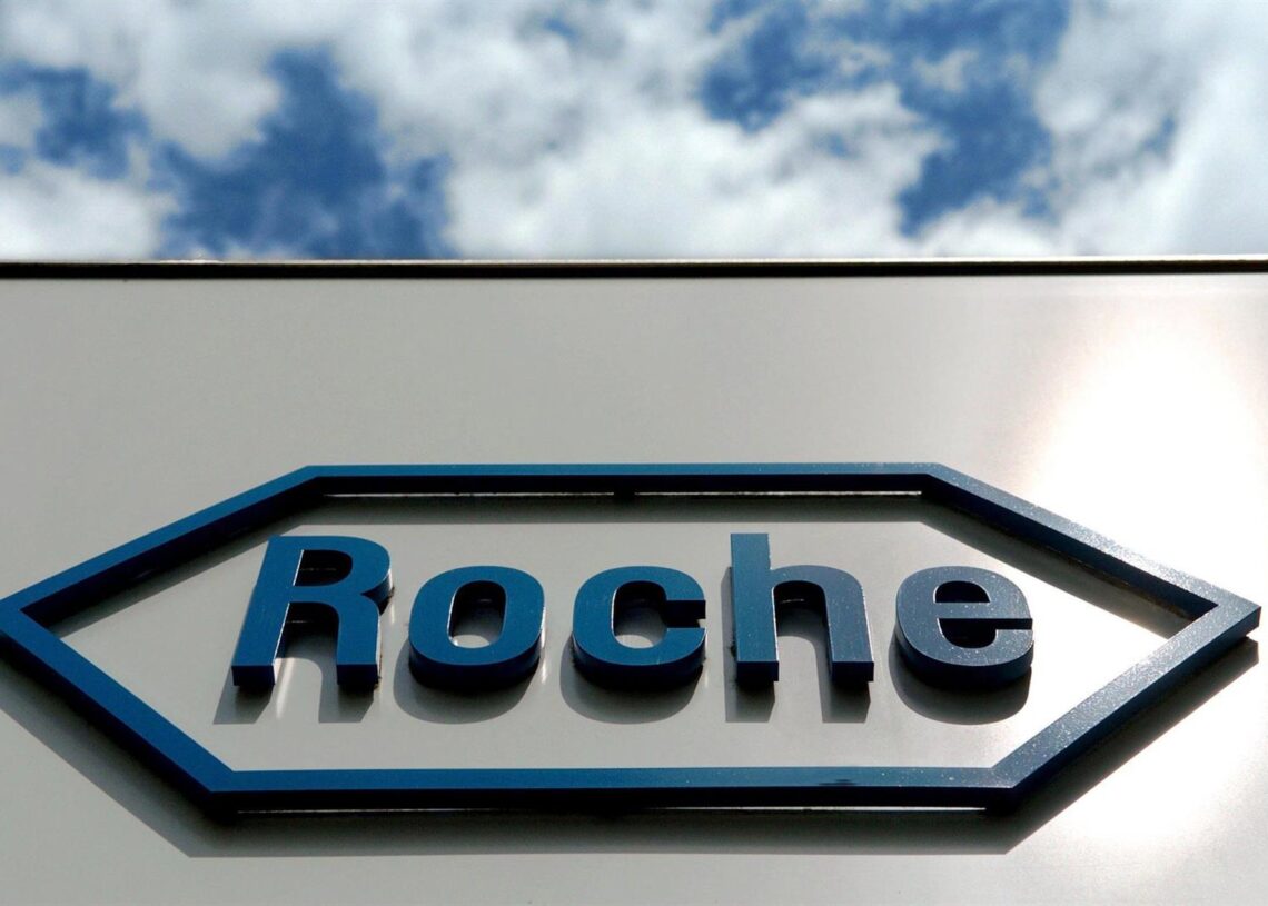Archivo - Logo de Roche en una fábrica.Daniel Karmann/dpa - Archivo