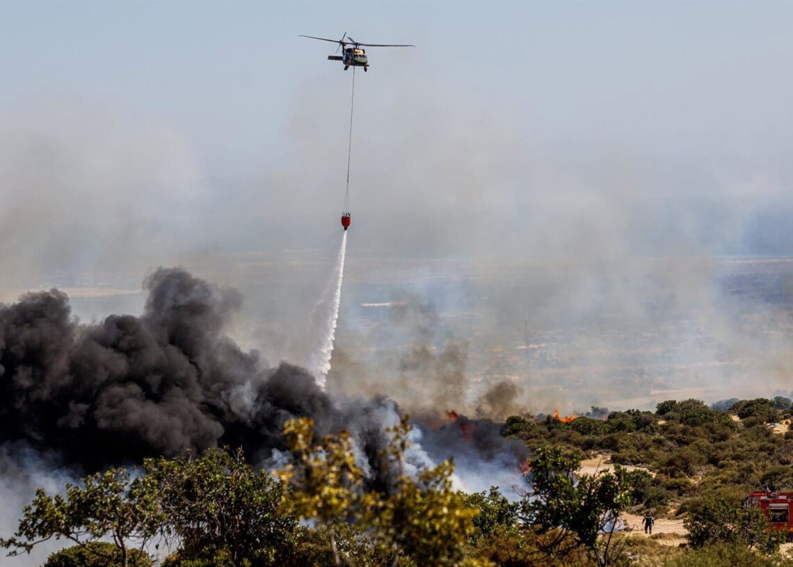 Archivo - Un helicóptero lanza agua durante un incendio cerca de Limasol, en el sur de Chipre, en mayo de 2024 (archivo)Europa Press/Contacto/Kostas Pikoulas - Archivo