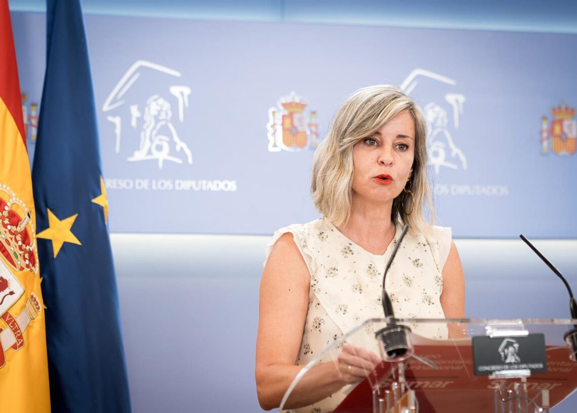 La portavoz de Sumar en el Congreso, Verónica Martínez Barbero, durante una rueda de prensa en el Congreso de los Diputados, a 8 de julio de 2025, en Madrid (España).Diego Radamés - Europa Press