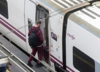 Archivo - Un viajero coge un tren en la Estación Puerta de Atocha-Almudena Grandes, a 5 de diciembre de 2024, en Madrid (España). Renfe ha aumentado sus servicios de Alta Velocidad y Larga Distancia con más de 14.850 plazas de refuerzo, con trenes en doblEduardo Parra - Europa Press - Archivo