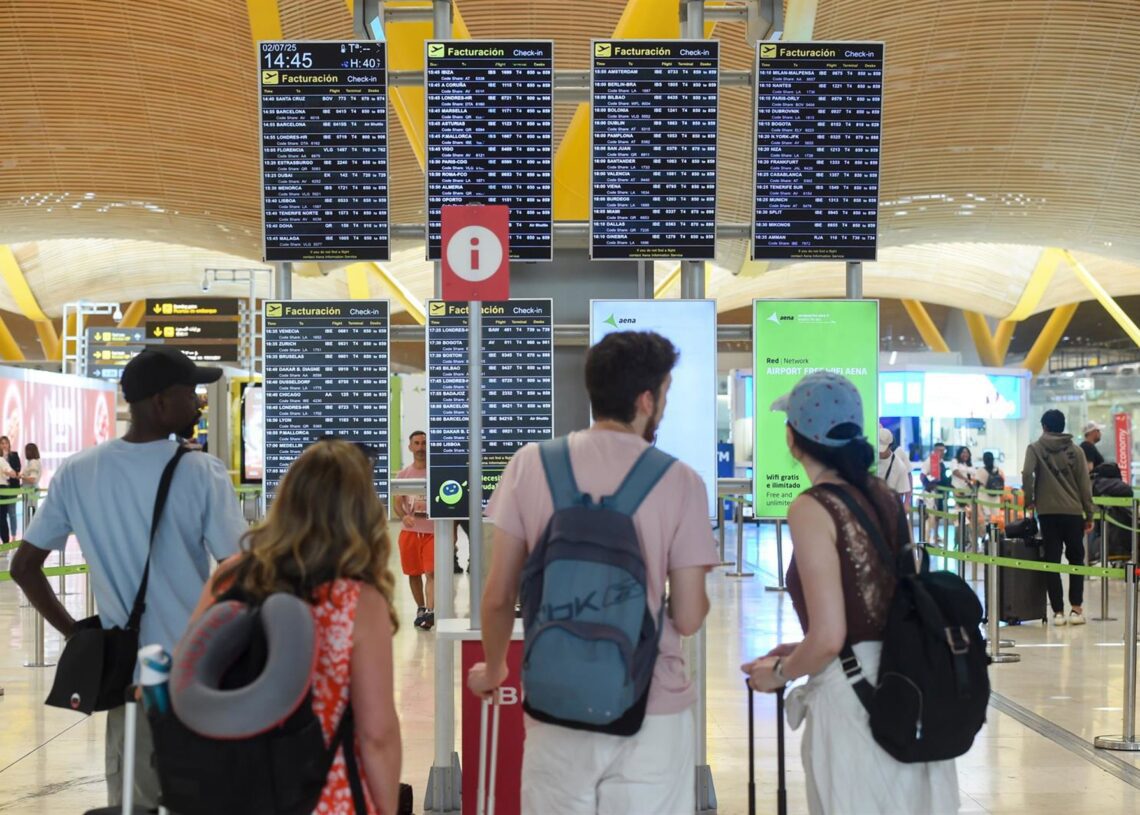 Pasajeros esperan en la entrada de la Terminal 4 de Barajas, a 2 de julio de 2025, en Madrid (España).Gustavo Valiente - Europa Press