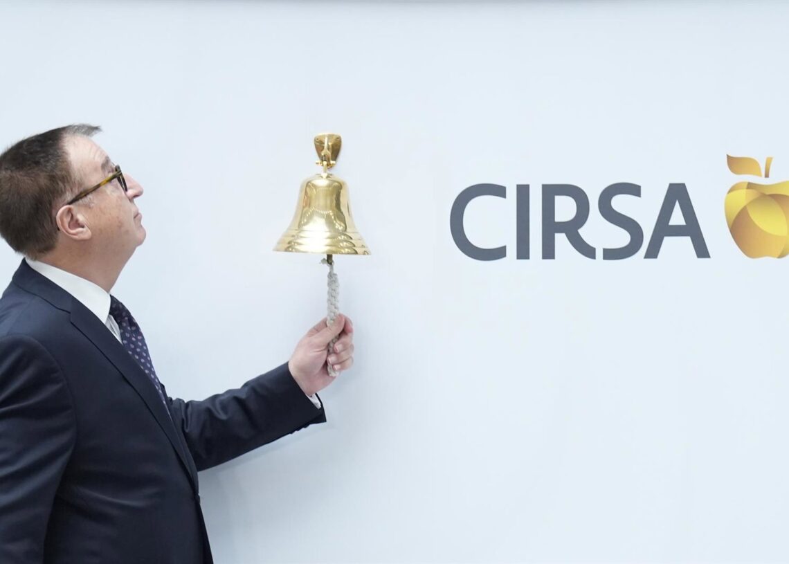 El presidente ejecutivo de Cirsa, Joaquim Agut, realiza el toque de campana tras la salida a Bolsa, a 9 de julio de 2025, en Barcelona, Cataluña (España). David Zorrakino - Europa Press