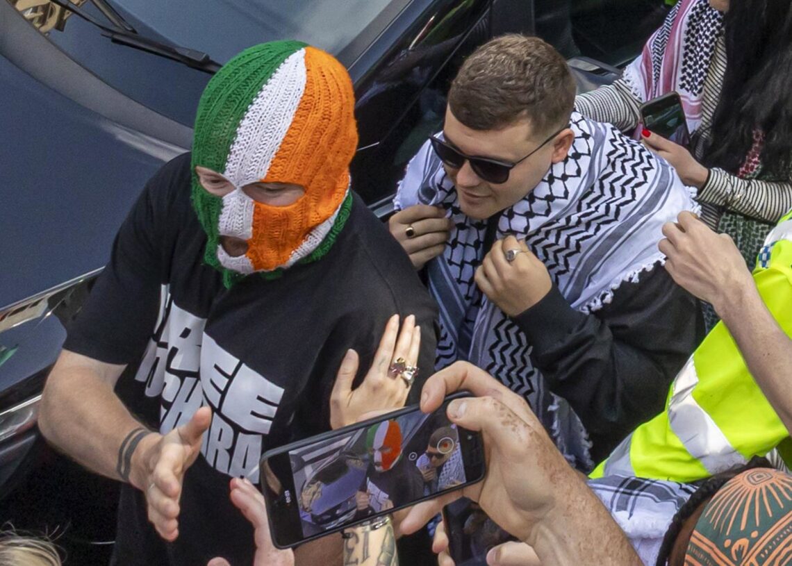 Archivo - Miembros del grupo de hip-hop irlandés Kneecap llegan a un juzgado de Londres tras una acusación por terrorismoEuropa Press/Contacto/Marcin Nowak - Archivo