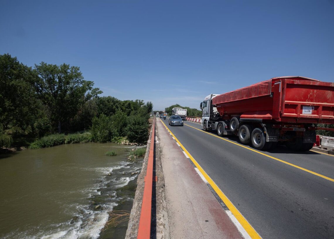 Camiones a su paso por el puente de Zulema durante el día del inicio de las obras de su renovación, a 14 de julio de 2025, en Alcalá de Henares, Madrid (España). Eduardo Parra - Europa Press