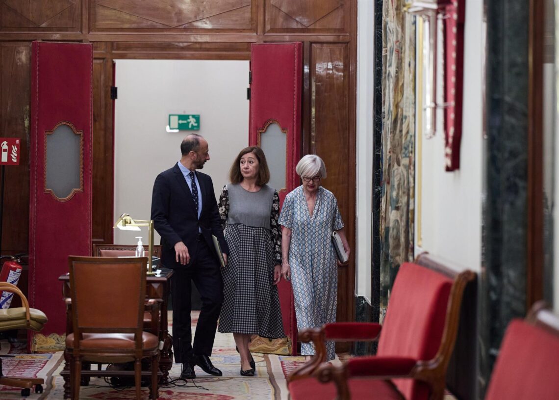 (I-D) El vicepresidente primero de la Mesa del Congreso, Alfonso Rodríguez Gómez de Celis; la presidenta del Congreso, Francina Armengol y la secretaria segunda de la Mesa del Congreso, Isaura Leal, a su llegada a una reunión de la Mesa del Congreso, en eJesús Hellín - Europa Press