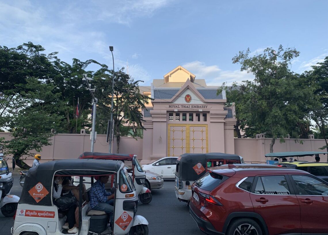 Vehículos  frente a la Embajada de Tailandia en Nom Pen, la capital de CamboyaEuropa Press/Contacto/Van Pov