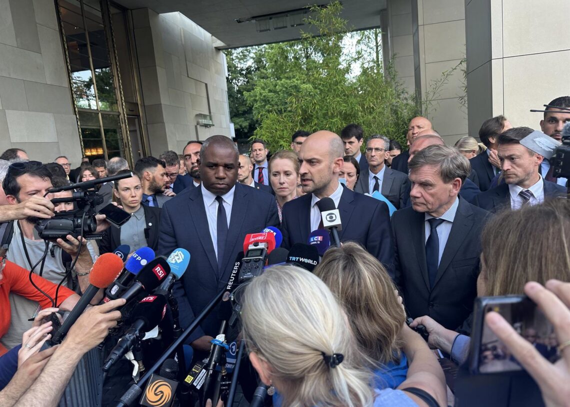 Archivo - De izquierda a derecha, los ministros de Exteriores de Reino Unido, Francia y Alemania: David Lammy Jean-Noel Barrot y Johann Wadephul Europa Press/Contacto/Wang Qibing - Archivo