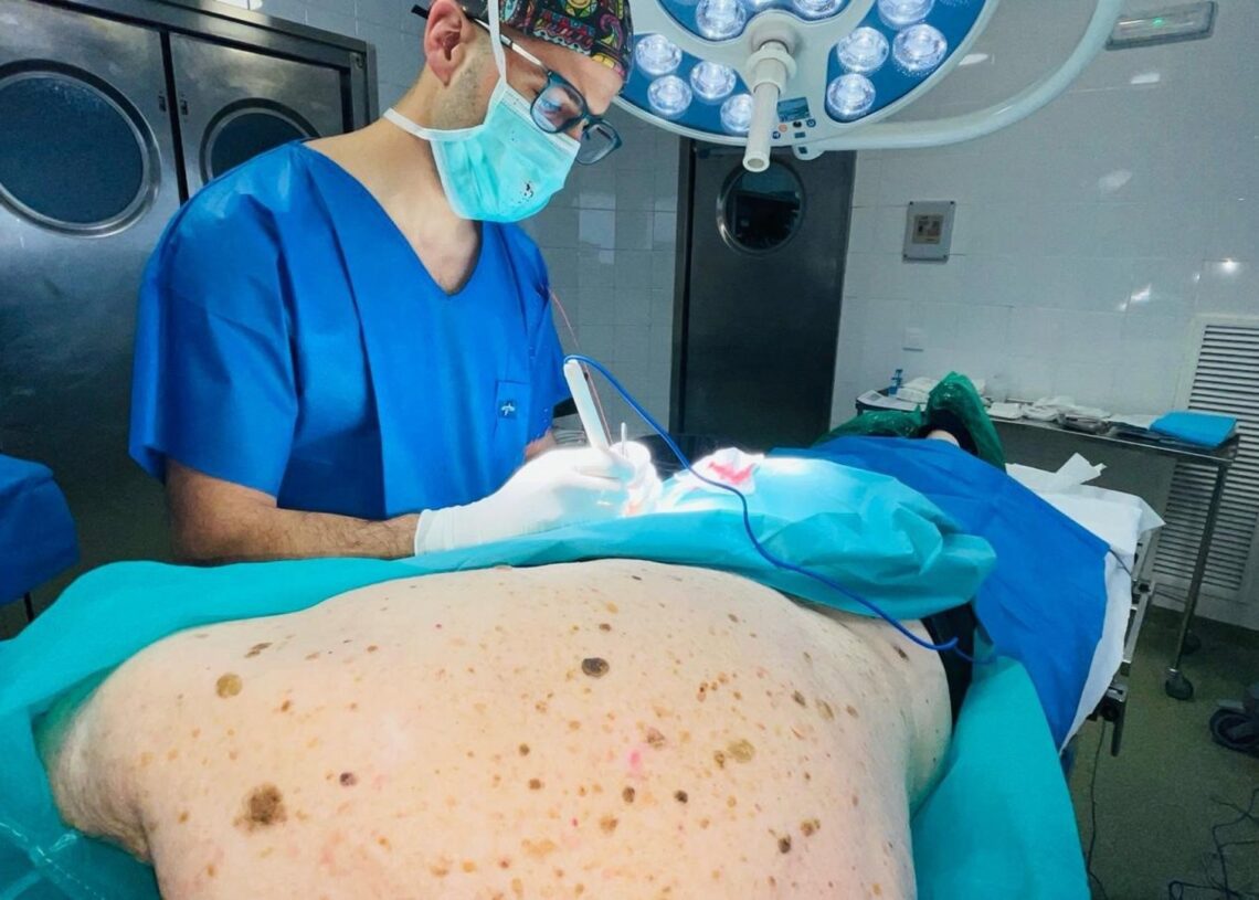 Intervención quirúrjica de melanoma a un paciente de edad avanzada.JUNTA DE ANDALUCÍA.