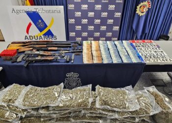 Imagen de la droga, armas y demás efectos intervenidos en la operaciónPOLICÍA NACIONAL