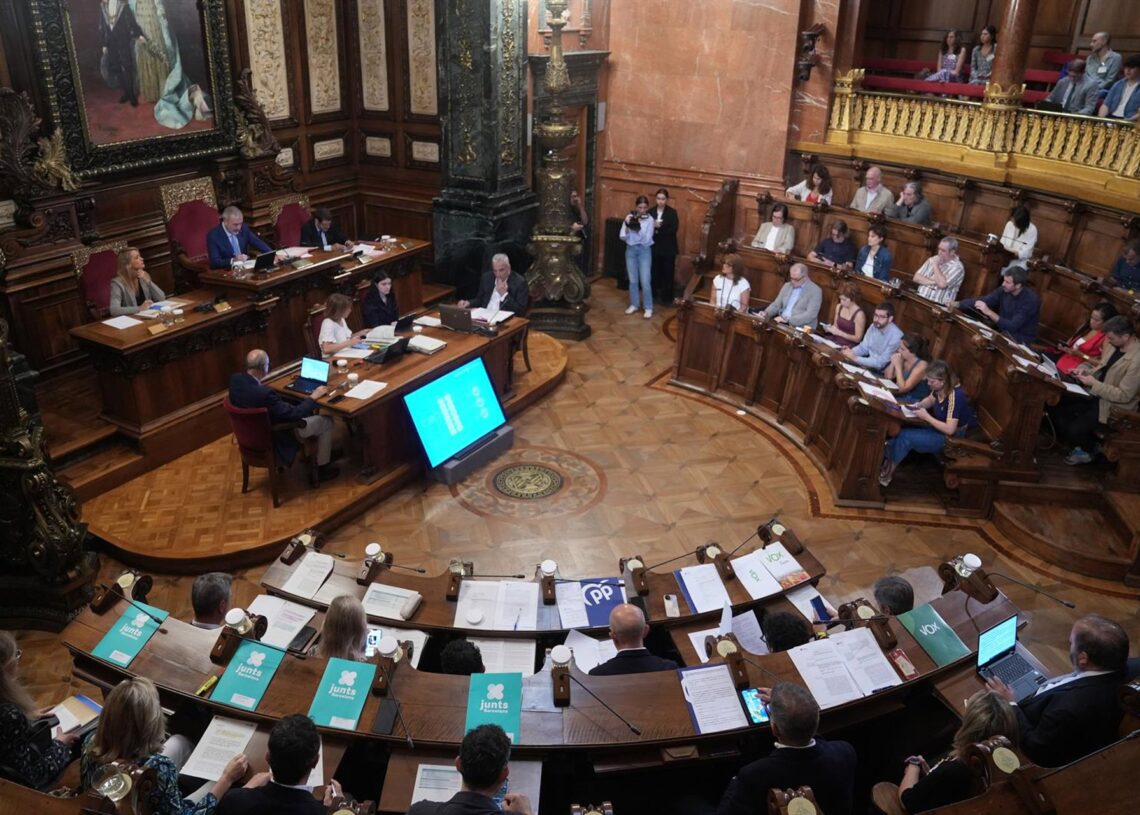 Vista general durante un pleno en el Ayuntamiento de Barcelona, a 25 de julio de 2025, en Barcelona, Catalunya (España). Posteriormente al pleno ordinario se realizará un pleno extraordinario sobre guarderías municipales.David Zorrakino - Europa Press