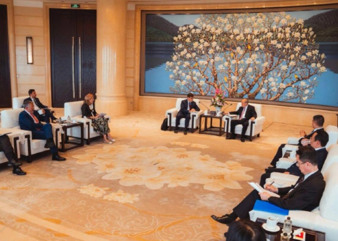 El presidente de la Generalitat, Salvador Illa, se ha reunido con el representante del Buró Político del Comitè Central del Partido Comunista de ChinaARNAU CARBONELL
