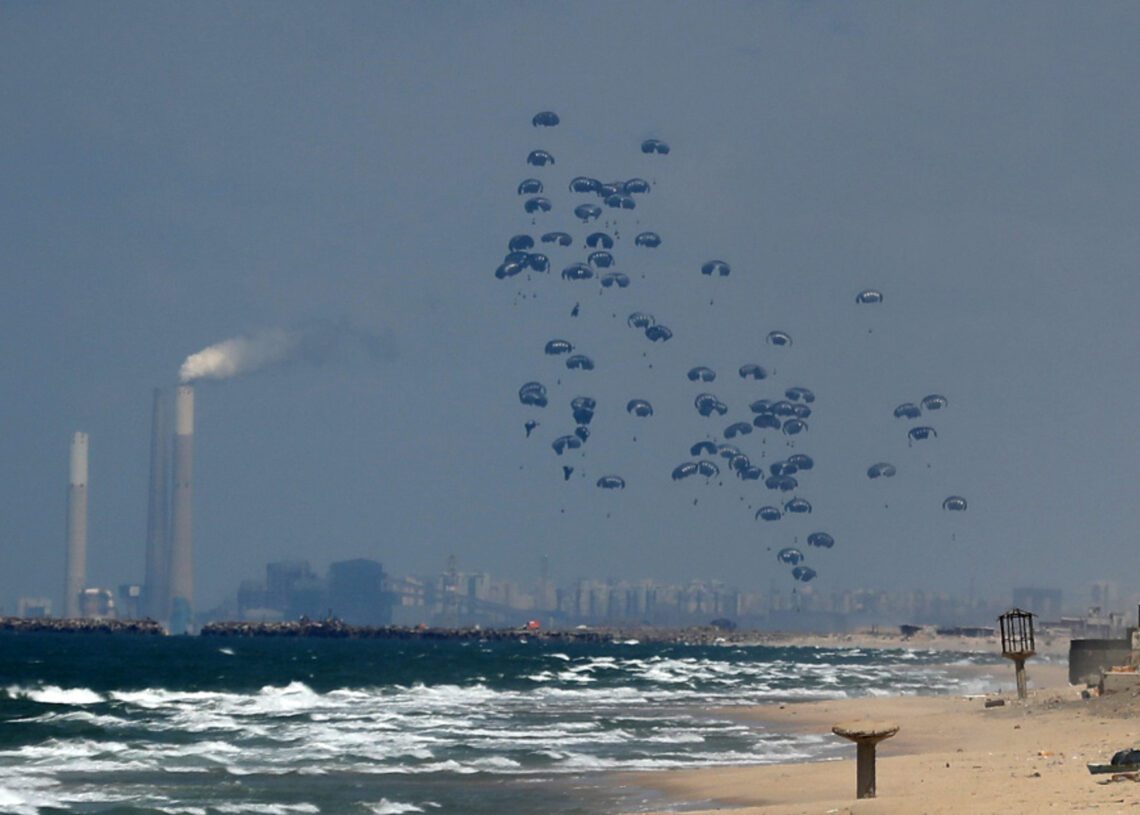 Archivo - Imagen de archivo de un lanzamiento de ayuda aérea sobre Gaza, en marzo de 2024 Europa Press/Contacto/Omar Ashtawy - Archivo