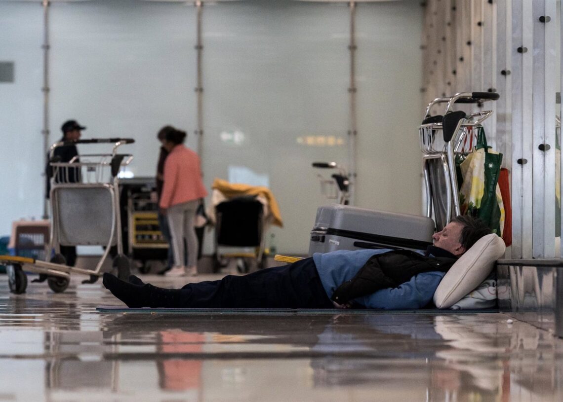 Archivo - Un hombre tumbado en el suelo en la T4 del Aeropuerto Adolfo Suárez-Madrid Barajas, a 12 de mayo de 2025, en Madrid (España). Diego Radamés - Europa Press - Archivo