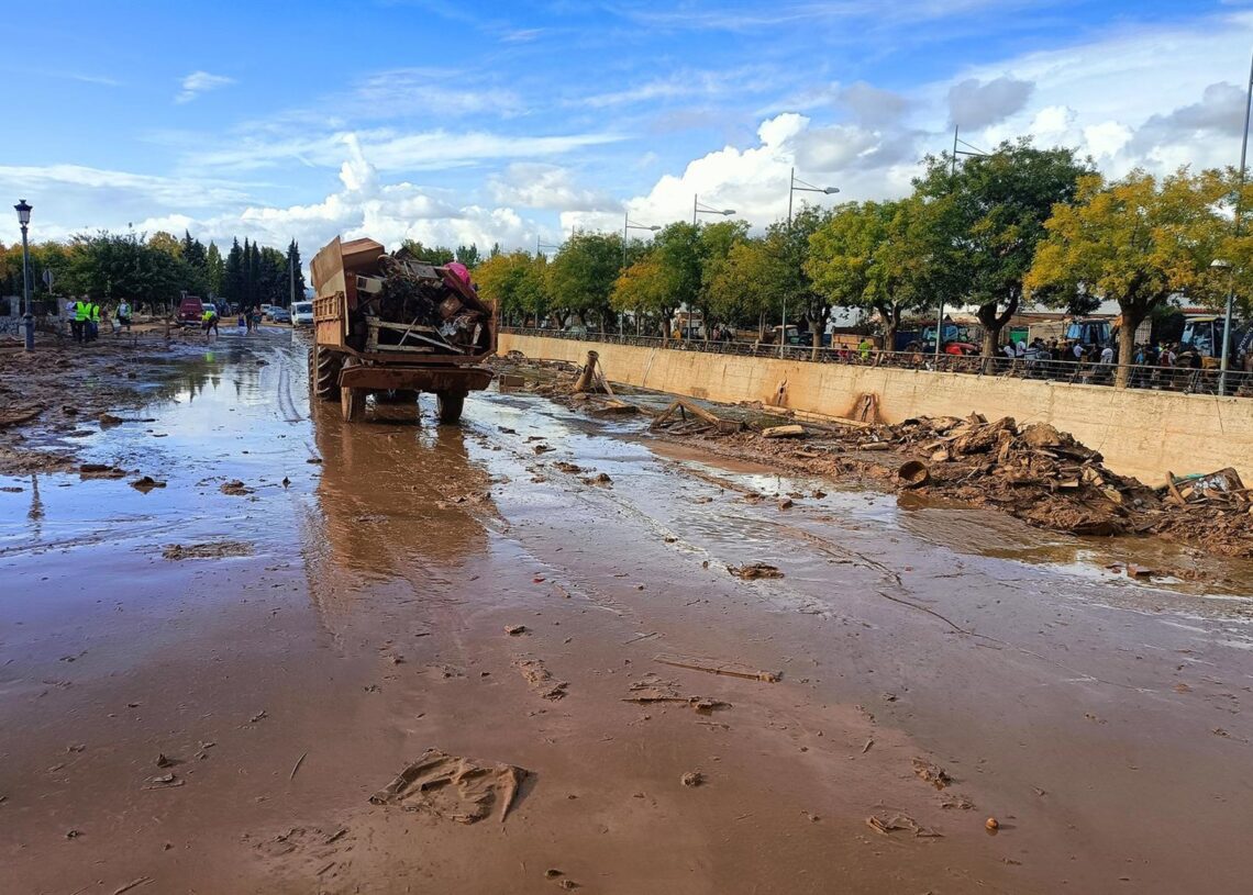 Archivo - Un tractor colabora en la limpieza de las calles, a 1 de noviembre de 2024, en Utiel, Valencia, ARCHIVO. Gabri Solera - Europa Press - Archivo