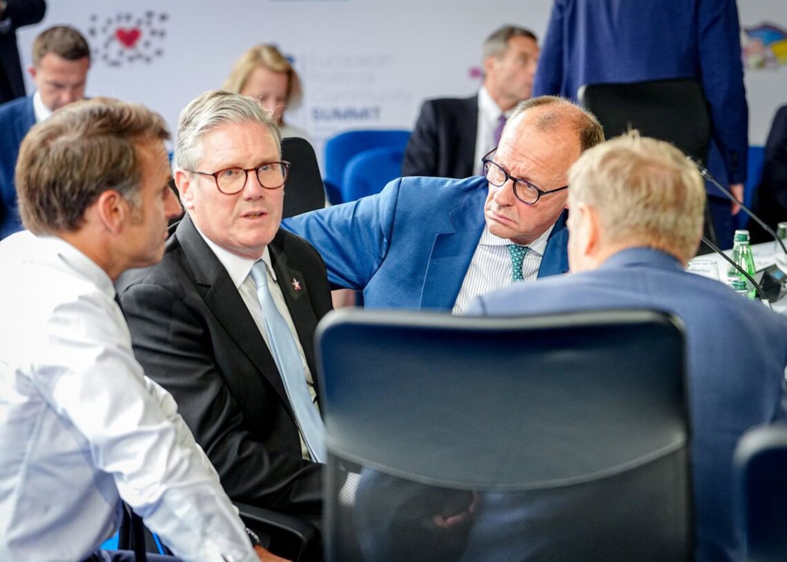 Archivo - Emmanuel Macron, Keir Starmer y Friedrich Merz Kay Nietfeld/dpa - Archivo