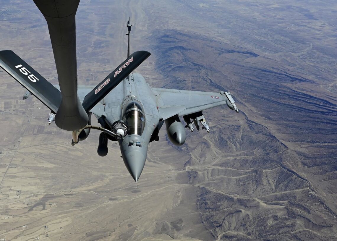 Archivo - Un caza francés reabastece combustible desde un avión de la Fuerza Aérea de EEUU durante una misión de patrullaje en SiriaEuropa Press/Contacto/Msgt. Matthew Plew/U.S. Air