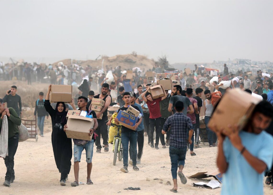 Archivo - Palestinos recogiendo ayuda humanitaria en la Franja de Gaza (archivo).Europa Press/Contacto/Moiz Salhi - Archivo