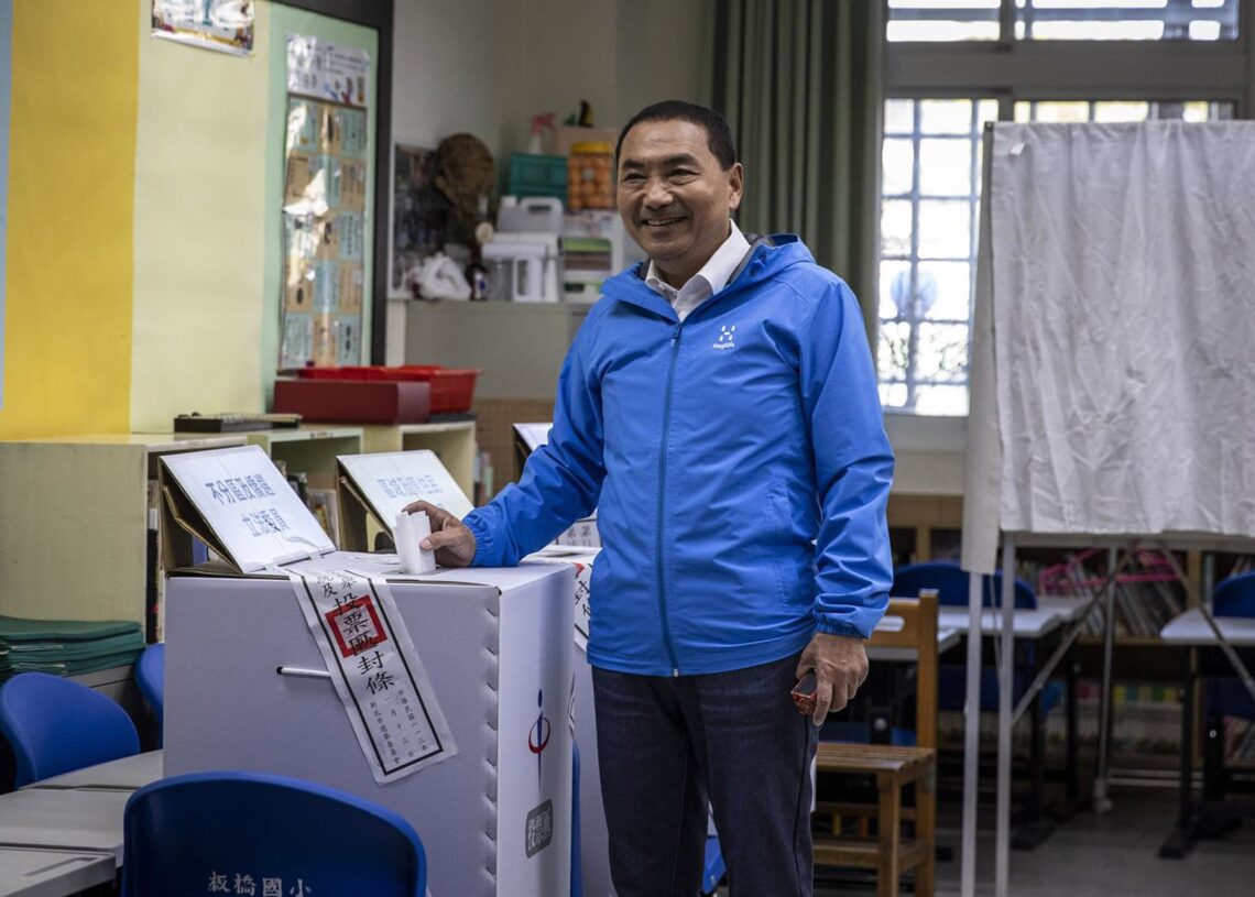 Archivo - 13 January 2024, Taiwan, Taipei: Hou Yu-ih, presidential candidate of the Chinese Nationalist Party/Kuomintang party (KMT), casts his ballot at the polling station in Banqiao District during the 2024 Taiwanese General Election. Taiwan elects a nAlex Chan Tsz Yuk/SOPA Images vi / DPA - Archivo