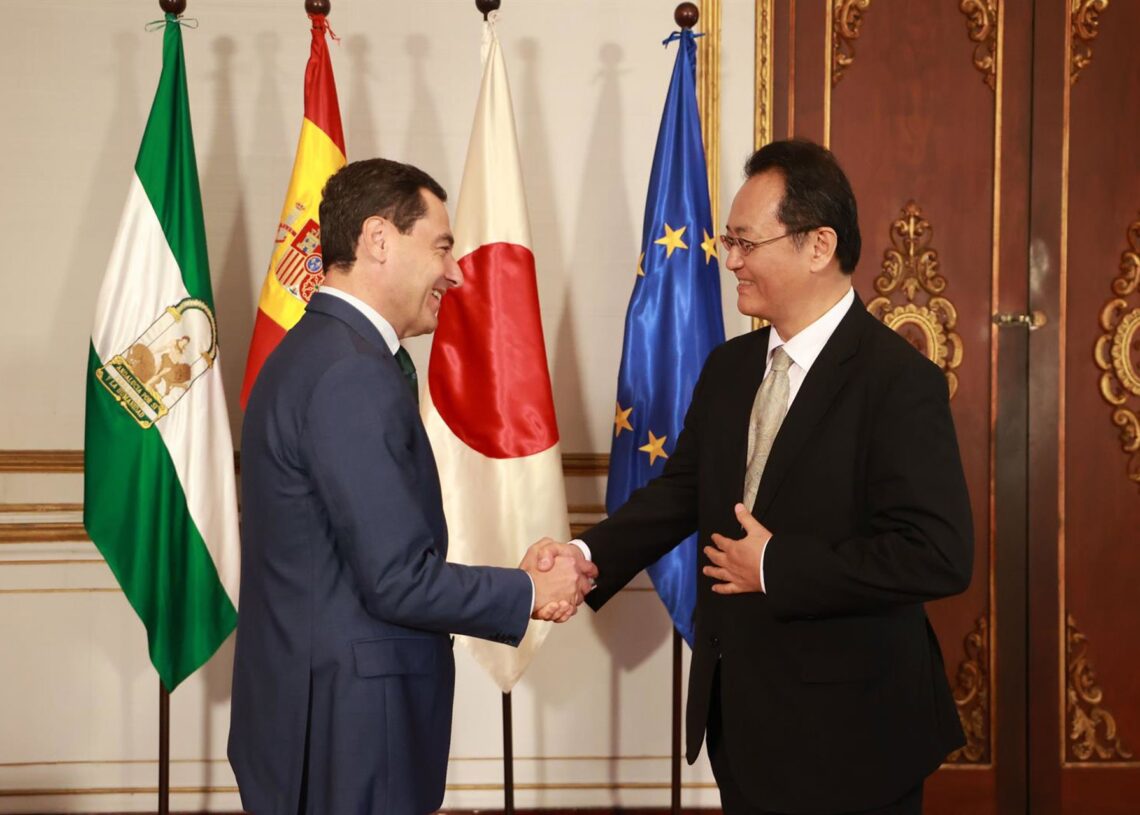 Archivo - El presidente de la Junta, Juanma Moreno, se reúne en San Telmo con el embajador de Japón en España, Takahiro Nakamae, en 2023. Rocío Ruz - Europa Press - Archivo