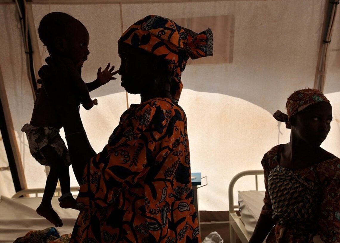 Archivo - Una mujer con su bebé mientras recibe tratamiento frente a la desnutrición en un centro apoyado por Médicos Sin Fronteras (MSF) en el estado de Katsina, en Nigeria (archivo)GEORGE OSODI/MSF - Archivo