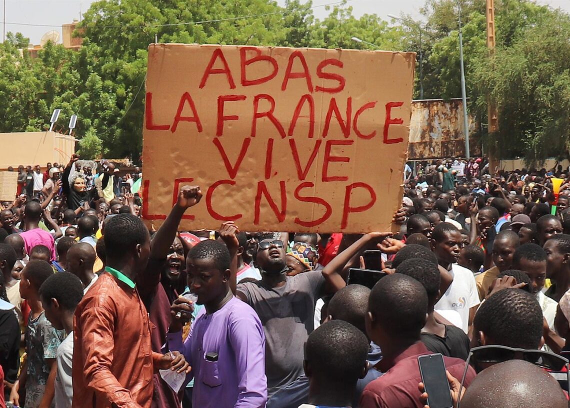 Archivo - Manifestantes con un cartel que dice "Abajo Francia, viva el Consejo Nacional para la Salvaguarda de la Patria (CNSP)" durante una marcha en apoyo a los golpistas en la capital de Níger, NiameyDjibo Issifou/Dpa - Archivo