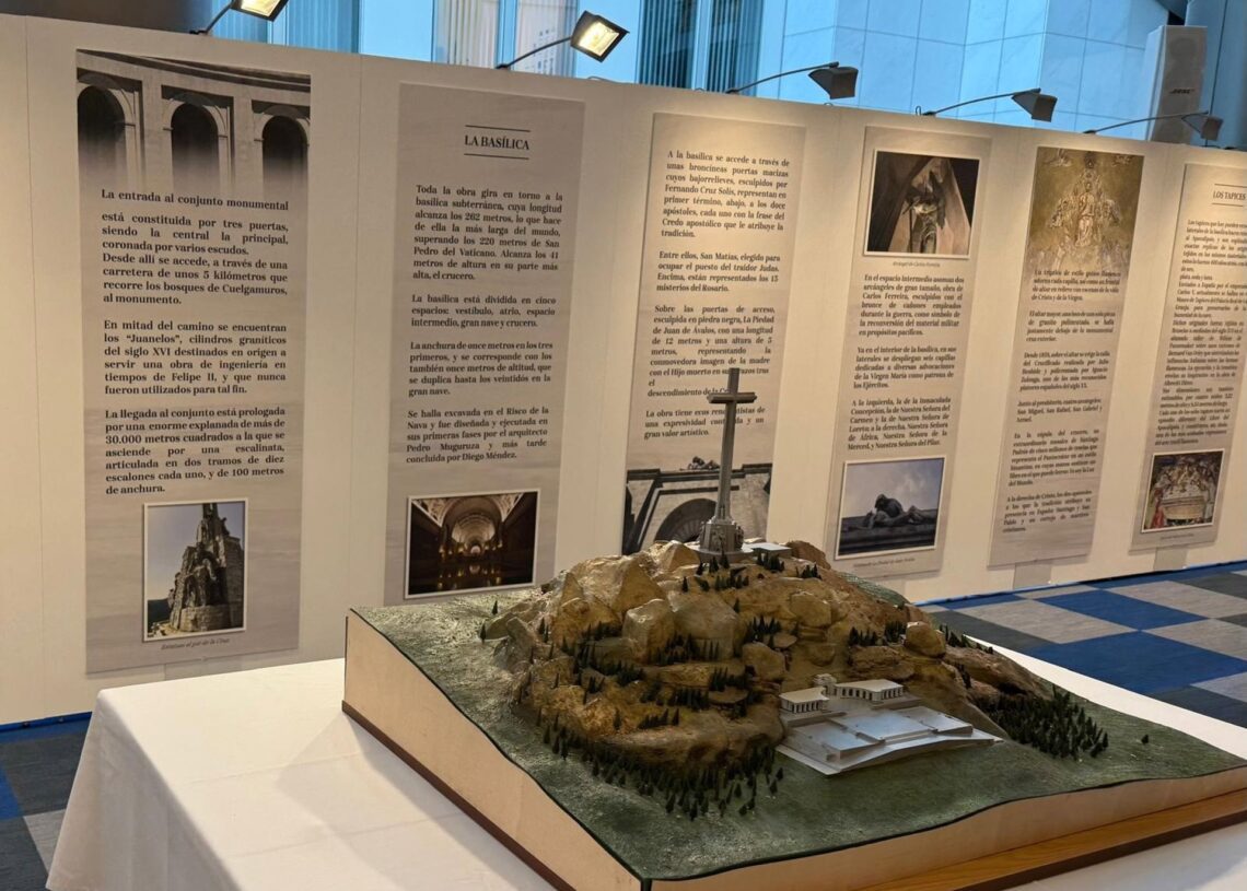 Imagen de la exposición organizada por Vox en la Eurocámara dedicada al Valle de los Caídos bajo el título 'La Cruz como símbolo de las raíces cristianas'.EUROPA PRESS