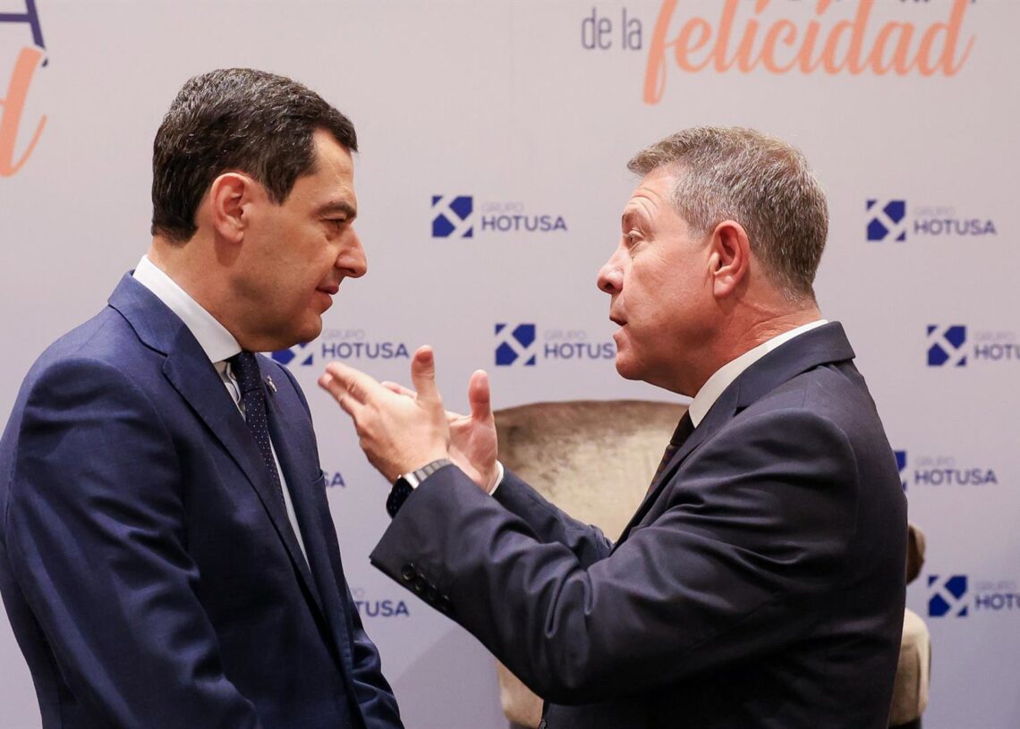 Archivo - El presidente de la Junta de Andalucía, Juanma Moreno (i), y el presidente de Castilla-La Mancha, Emiliano García-Page (d), durante un desayuno informativo, en foto de archivo.Marta Fernández - Europa Press - Archivo