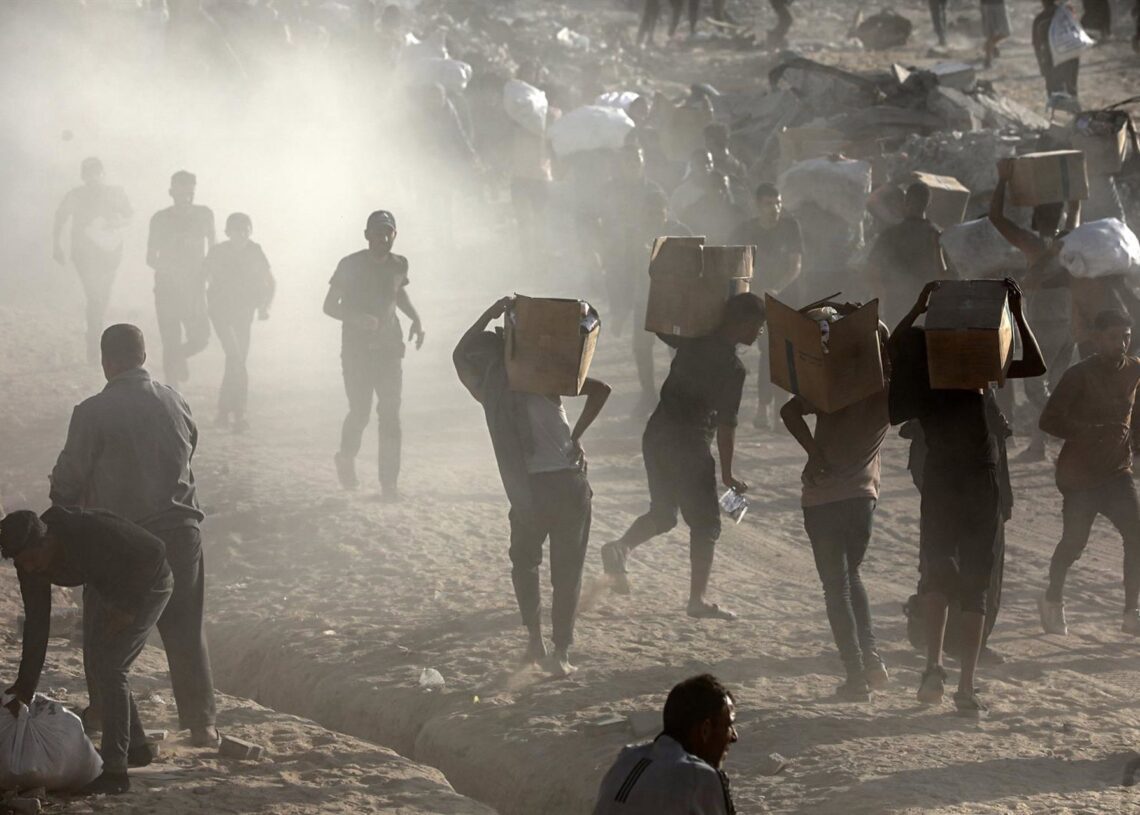 Archivo - Palestinos recogen paquetes con ayuda humanitaria en GazaOmar Ashtawy/APA Images via ZUMA / DPA - Archivo