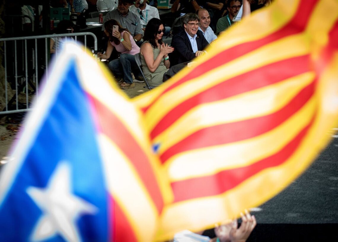 Puigdemont junto a su mujer antes del discursoGLÒRIA SÁNCHEZ - EUROPA PRESS