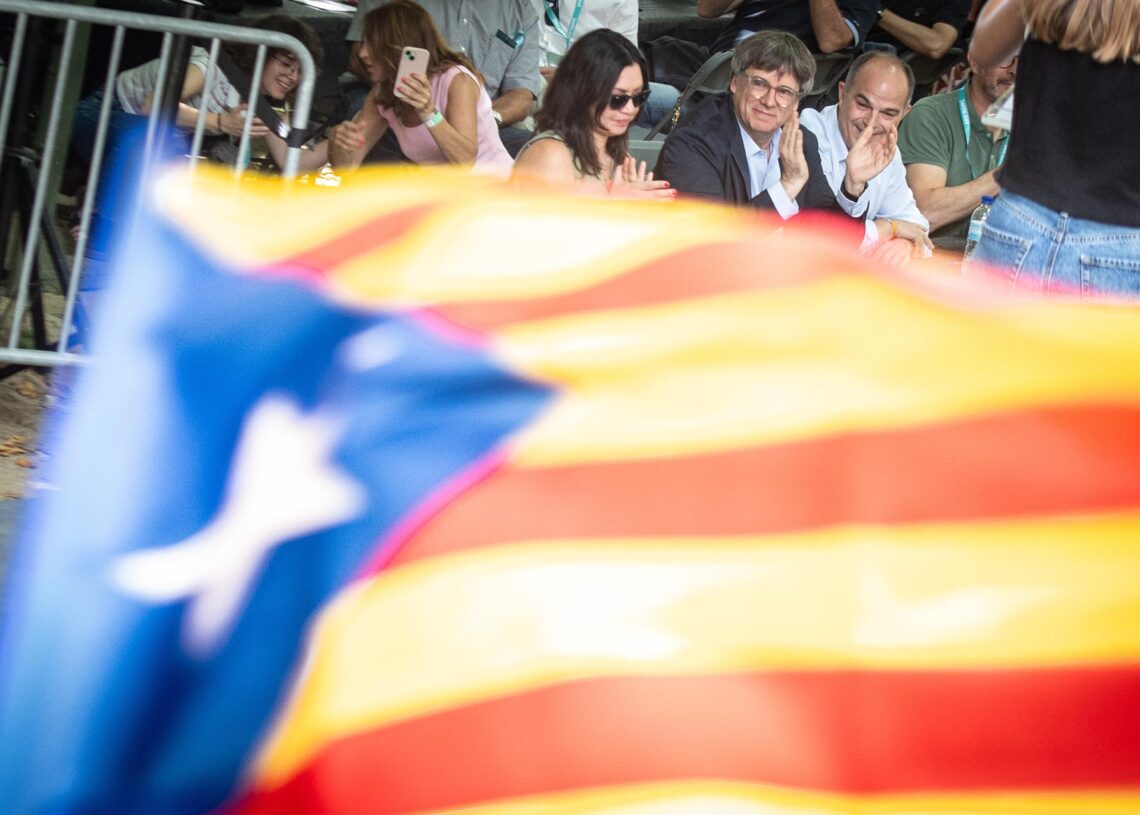 El presidente de Junts, Carles Puigdemont, junto a su esposa durante la celebración de JuntsGlòria Sánchez - Europa Press