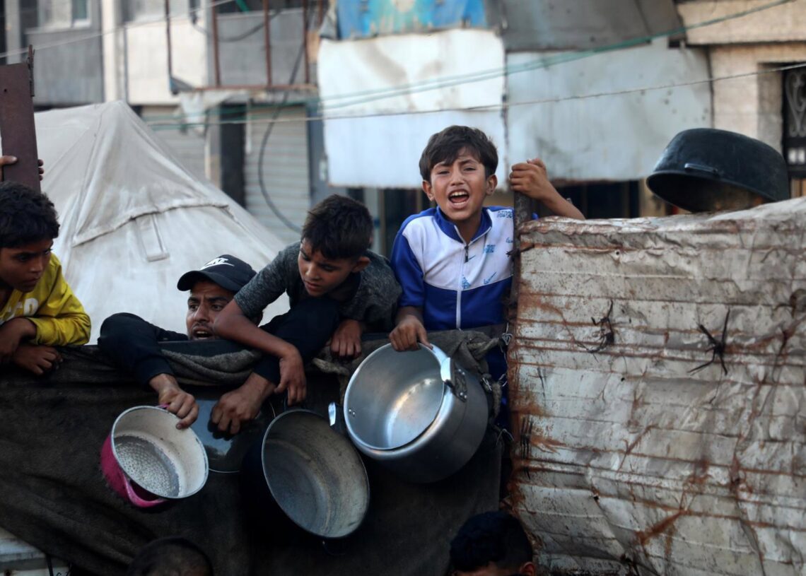 Adultos y menores aguardan a recibir alimentos en el barrio de Al Rimal, en el centro de la ciudad de GazaEuropa Press/Contacto/Rizek Abdeljawad