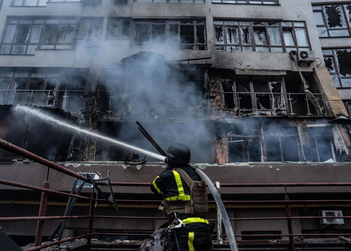 Un bombero en las labores de extinción de un fuego ocasionado por un ataque ruso.Europa Press/Contacto/Patryk Jaracz
