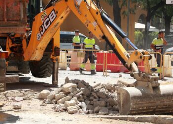 Archivo - Trabajadores de la construcción en una obra en el centro de SevillaRocío Ruz - Europa Press - Archivo