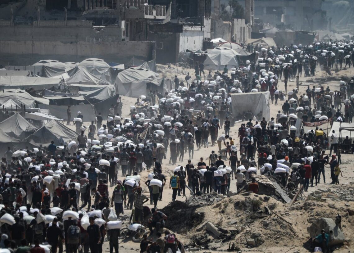 Palestinos cargados con harina tras la llegada de un convoy humanitario en ciudad de GazaOmar Ashtawy/APA Images via ZUMA / DPA