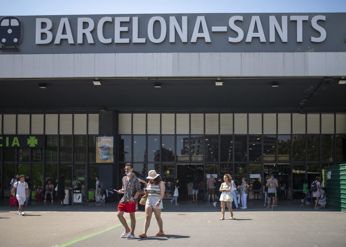 Archivo - Varias personas a las puertas de la estación de Ave Barcelona-Sants, a 8 de agosto de 2022, en Barcelona, Cataluña (España). Lorena Sopêna - Europa Press - Archivo